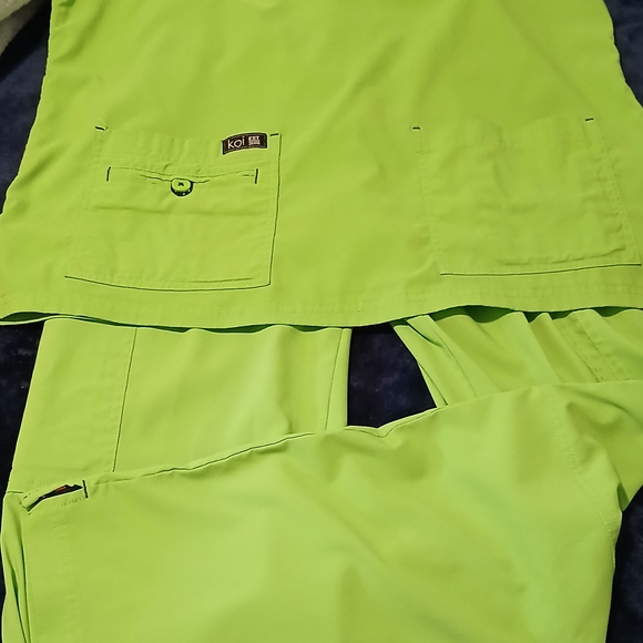 KOI Bright Green Scrub Set - Picture 1 of 5